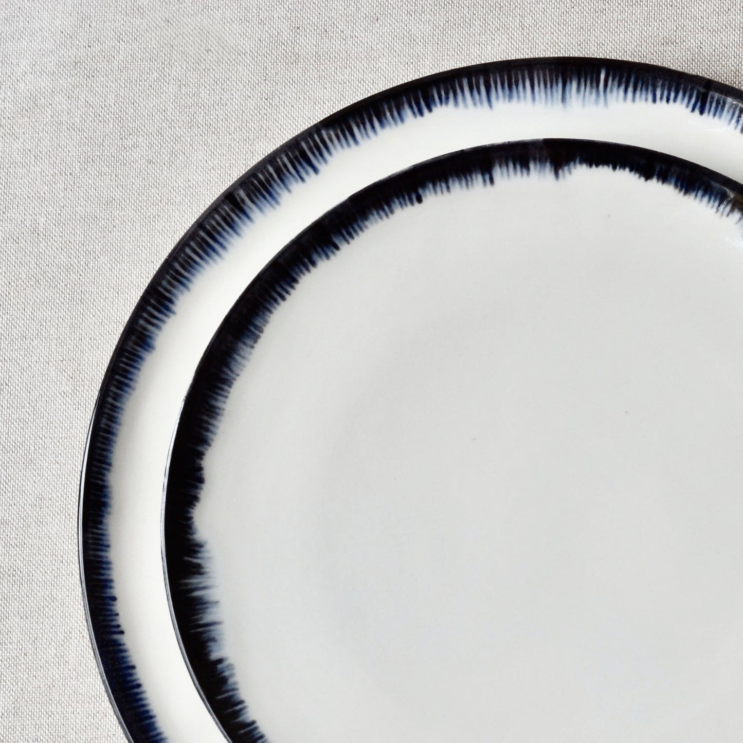 Hand-painted porcelain black rim plates dinner set