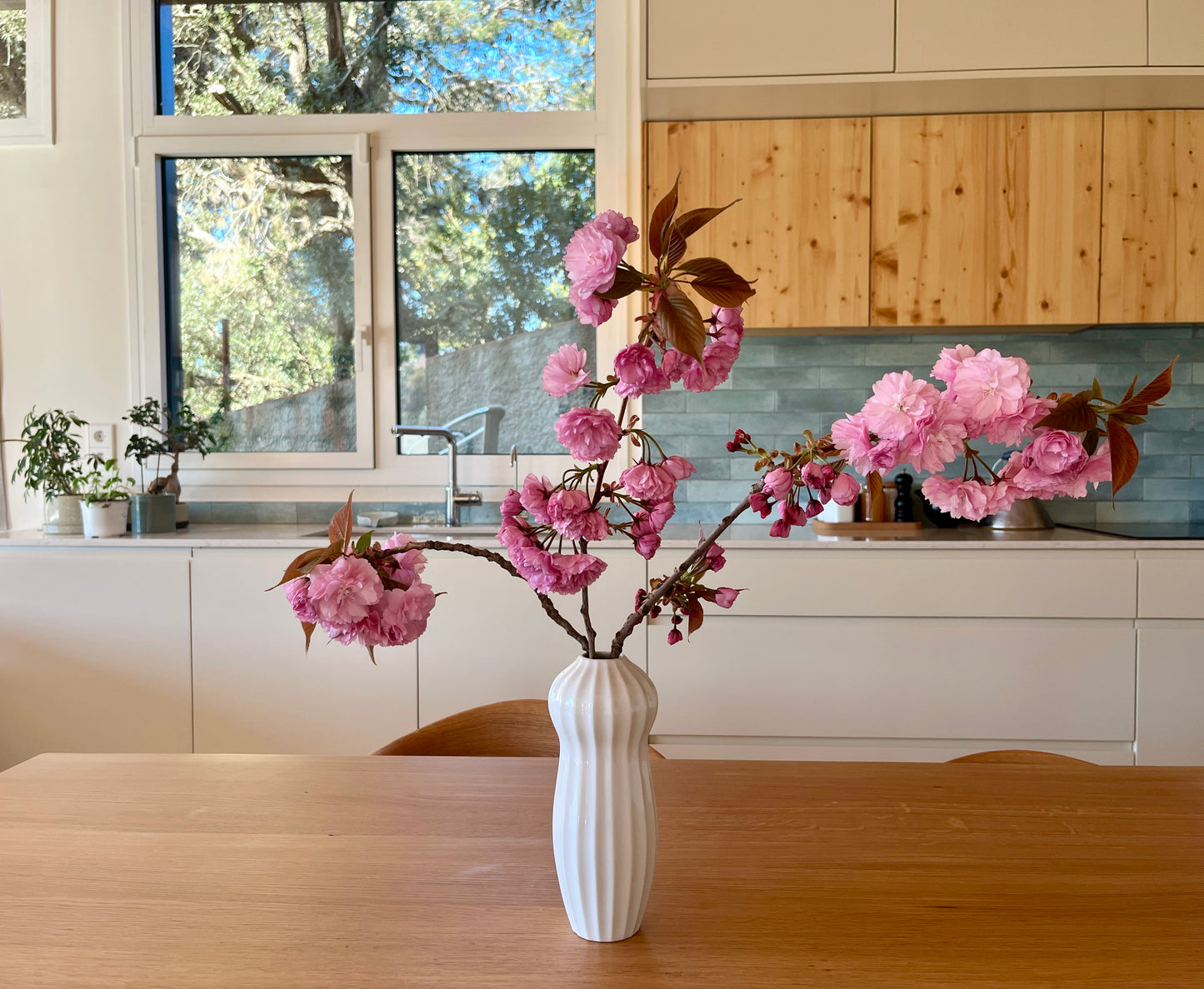 MAJA RIBBED PORCELAIN IKEBANA VASE