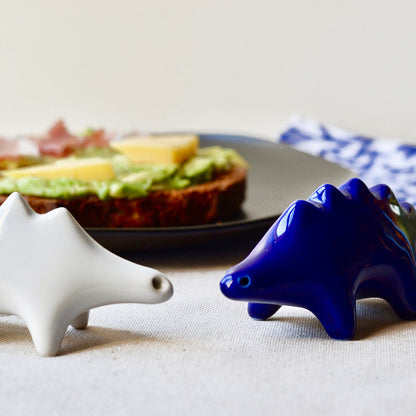 Modern minimalist dinosaur salt and pepper set in designer-grade porcelain by Maia Ming Designs, a playful yet refined table accent. High-fired and food-safe artisan pottery from Barcelona, perfect for design lovers, thoughtful gifts, or boutique hotel decor.