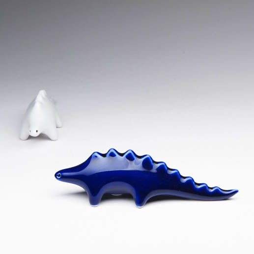 Modern minimalist dinosaur salt and pepper set by Maia Ming Designs, a playful yet refined table accent. High-fired and food-safe pottery designed in Barcelona, perfect for dino lovers, thoughtful gifts.