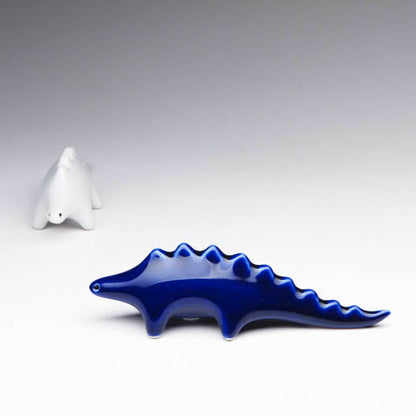 Modern minimalist dinosaur salt and pepper set by Maia Ming Designs, a playful yet refined table accent. High-fired and food-safe pottery designed in Barcelona, perfect for dino lovers, thoughtful gifts.