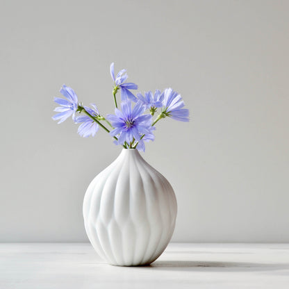 Pequeño jarrón de porcelana texturizada