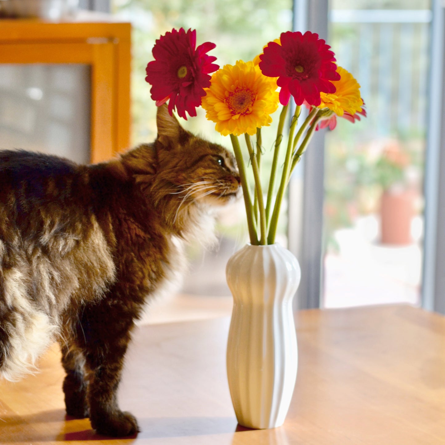 MAJA RIBBED PORCELAIN IKEBANA VASE